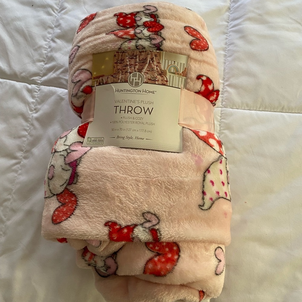 NWT Huntington home valentines plush throw